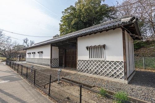 旧母里太兵衛邸長屋門