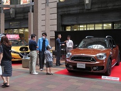 MINI COOPER S E CROSSOVERの展示