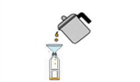 ペットボトルに油を移しかえているイラスト