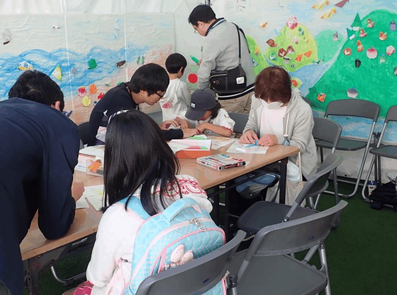 （写真）おりがみで作成中