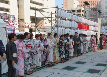 天神打ち水の様子１