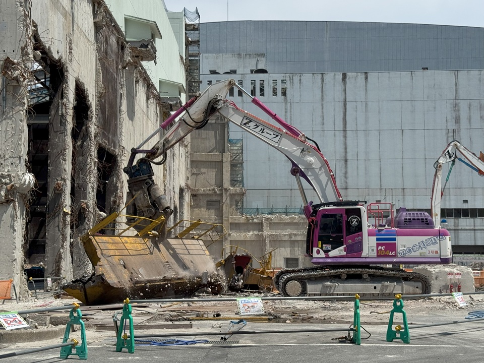 2026年7月15日西部資源化センタークレーン設備解体状況の写真