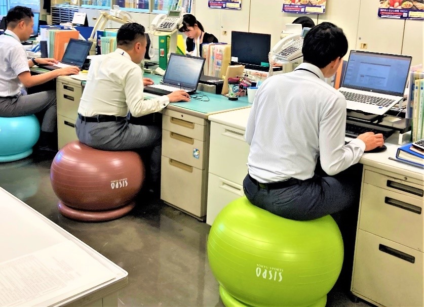 勤務中のバランスボール使用風景