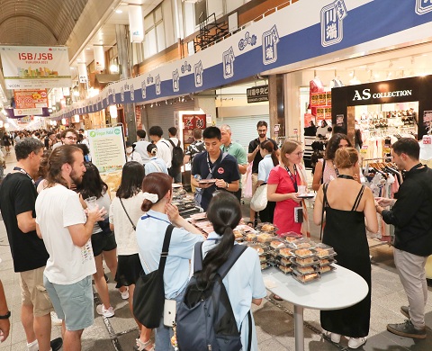 国際会議参加者へ学生が観光案内をしている様子