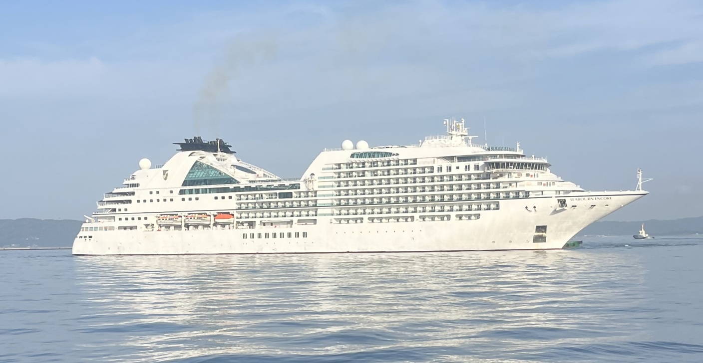 シーボーン・アンコールの船体全景