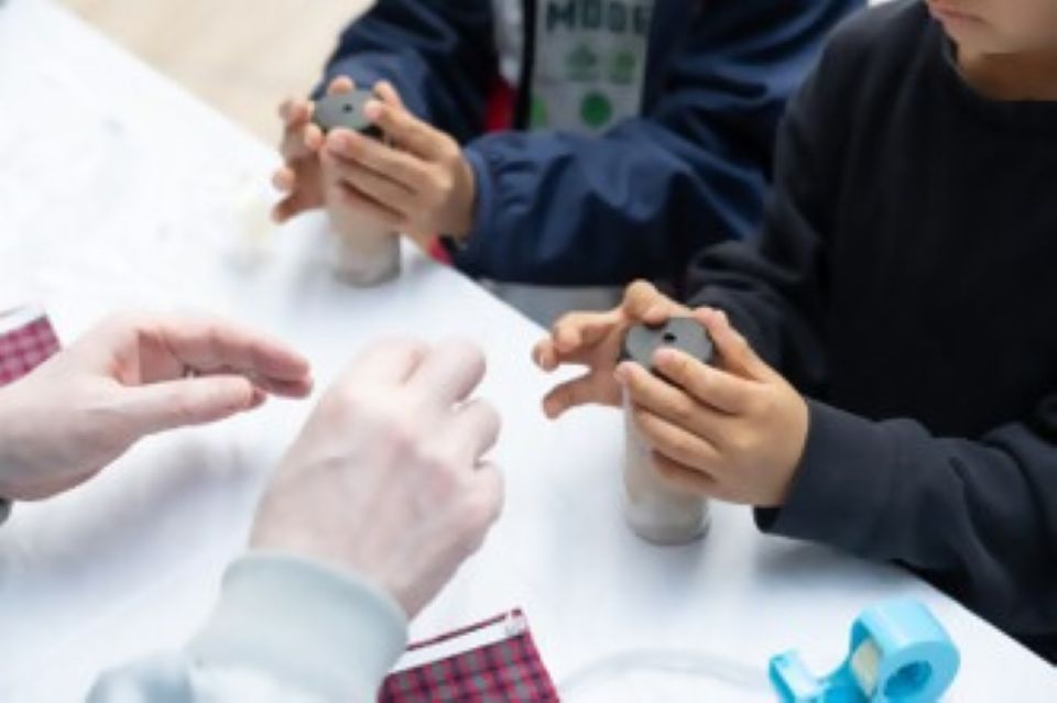 万華鏡を作る様子