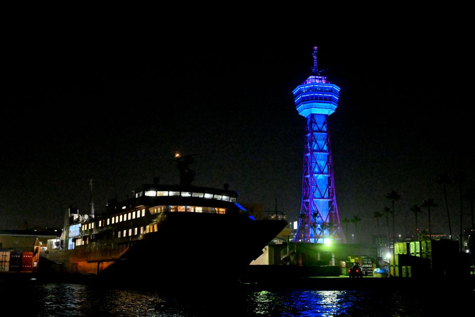 青色にライトアップされたポートタワー