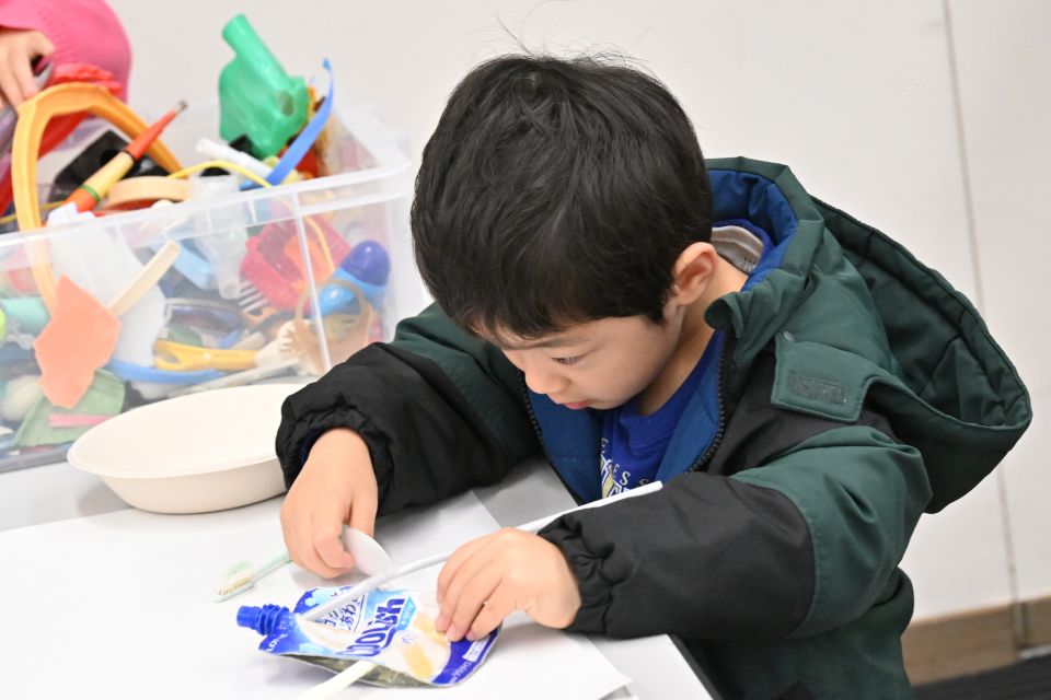 海ゴミで魚を作る子供