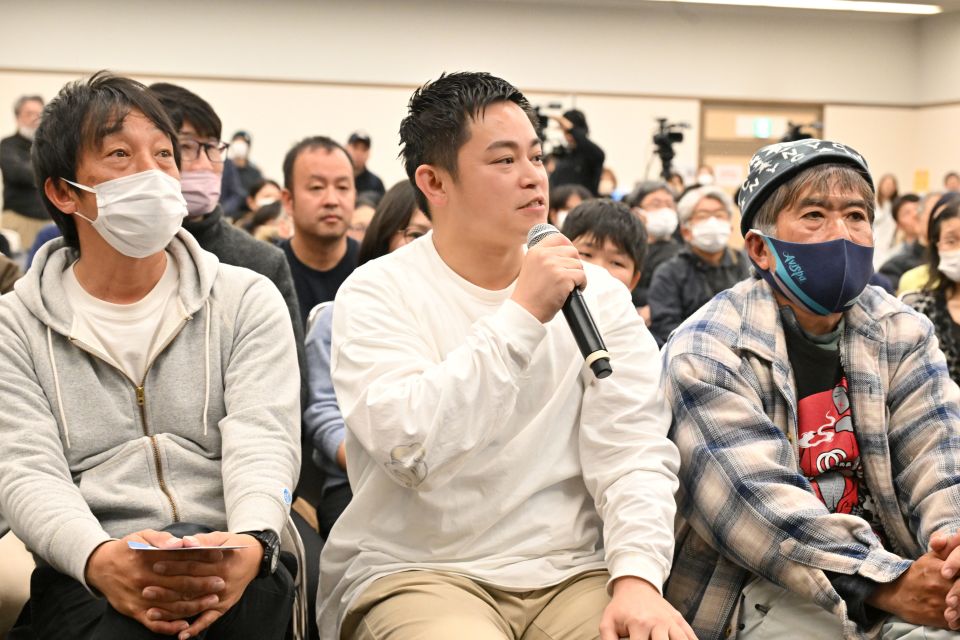 質問をする参加者