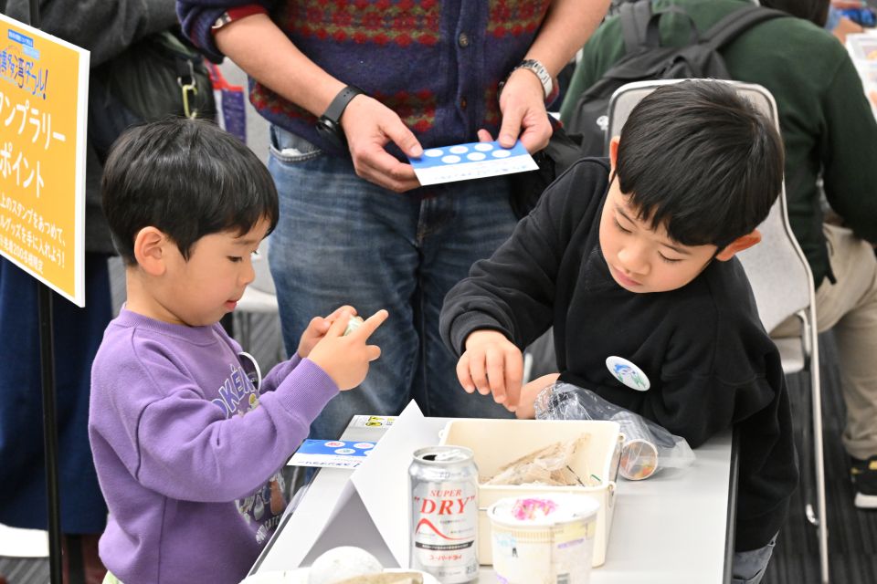 スタンプを押す子供たち