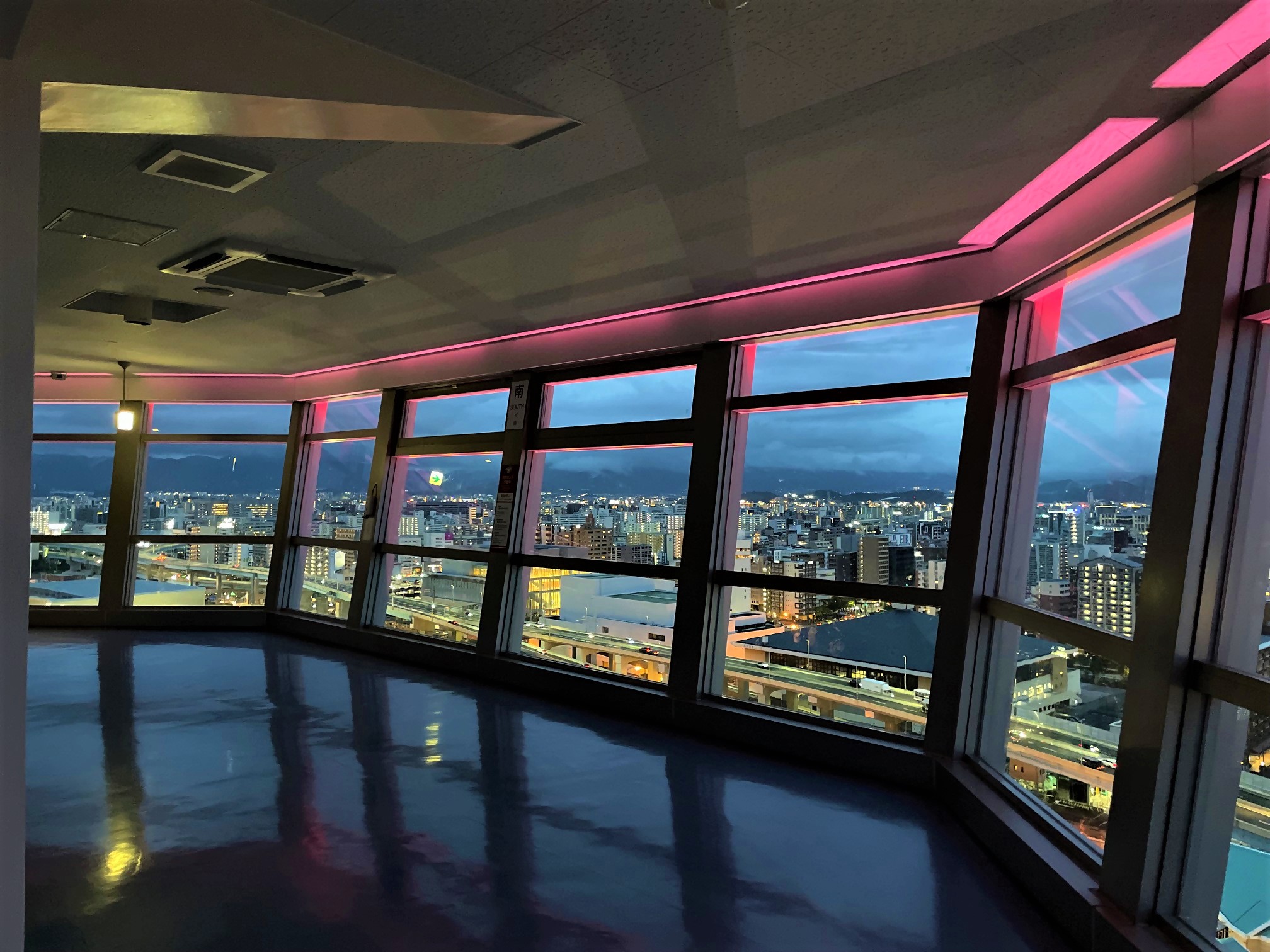 タワー展望室内