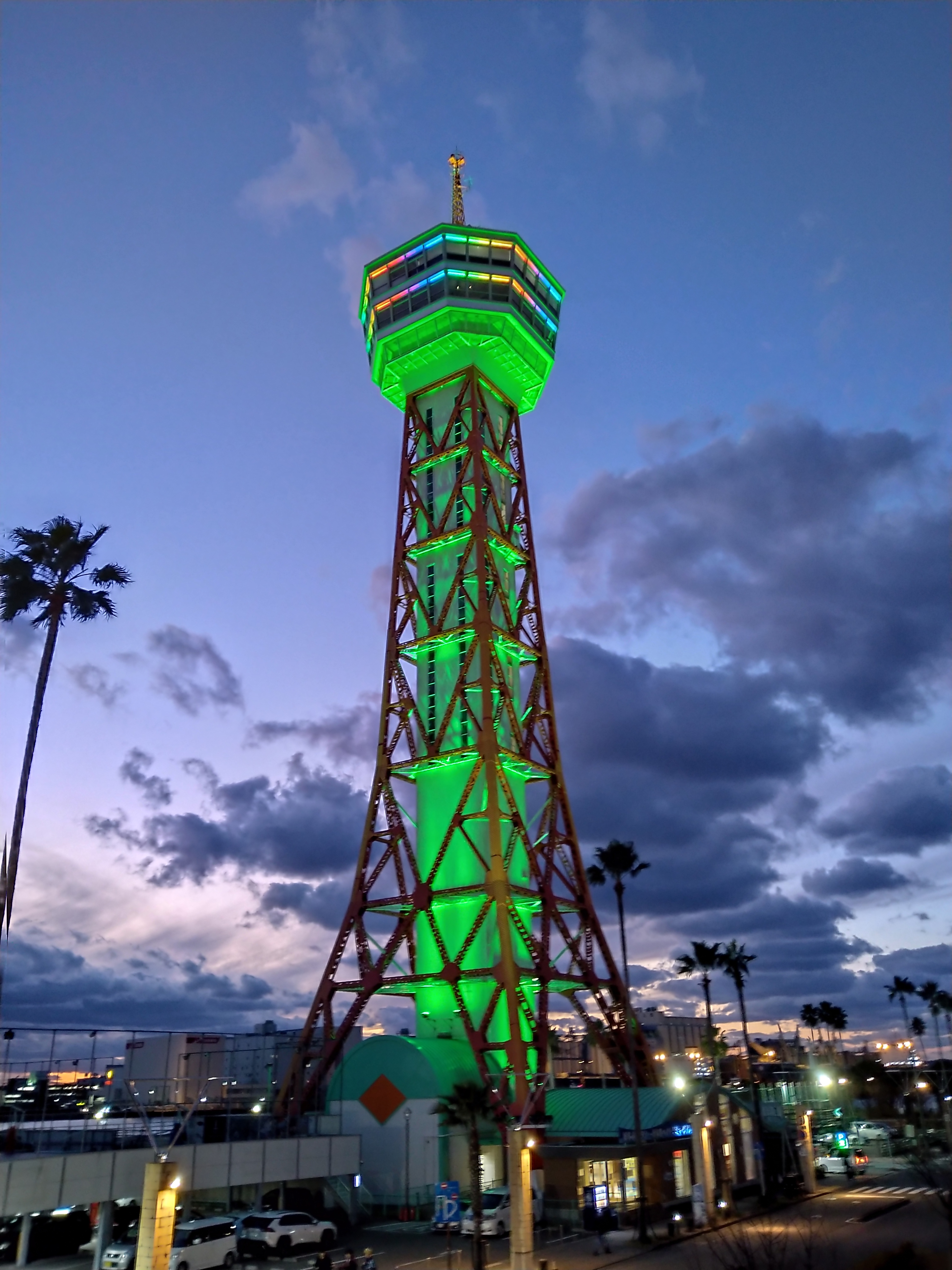 緑にライトアップされた博多ポートタワー