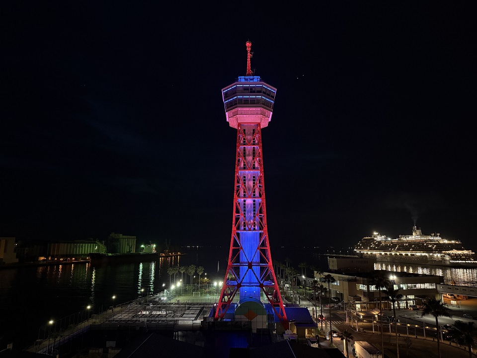 博多ポートタワー 爽やかなブルーのライトアップ（春夏のベースライトアップ）