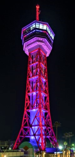 ブルー（真っ青）にライトアップされた博多ポートタワー