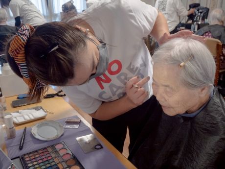 メイクをしている様子