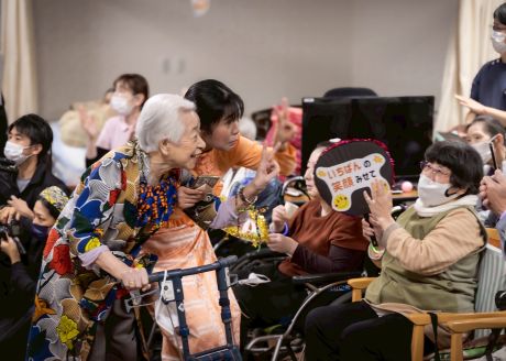 ランウェイで披露する様子