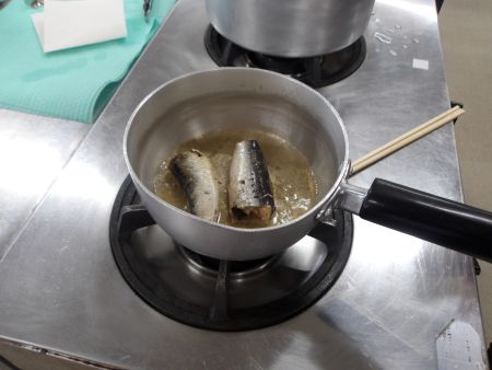 オイルサーディンを煮る様子２