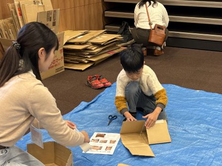 段ボールパーテーション作成の様子