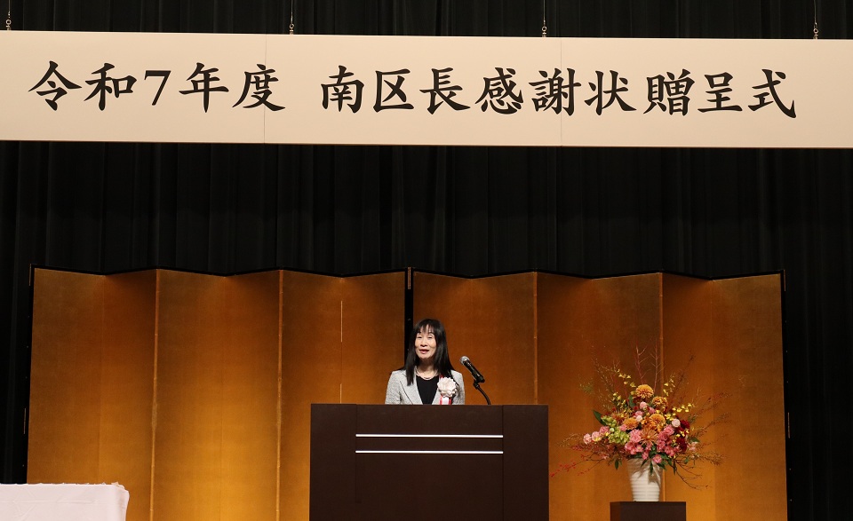 区長が挨拶をしている様子