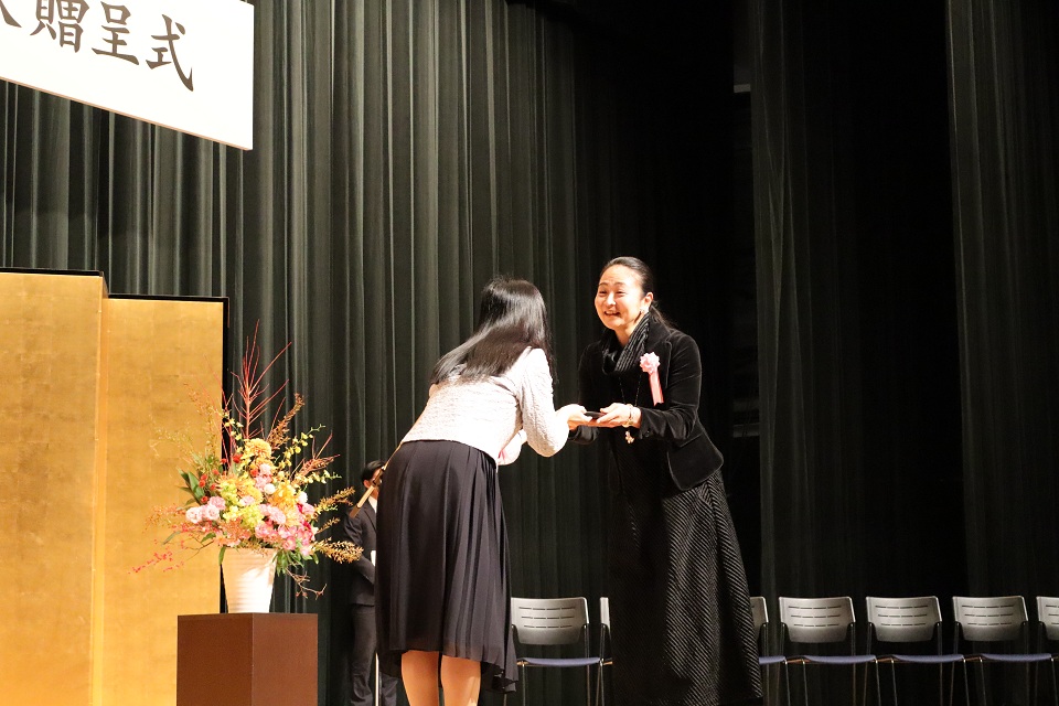 内藤区長が贈呈者へ表彰楯を授与する様子