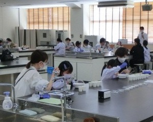 2022年度開催の様子（第一薬科大学　ハーブティー実験）