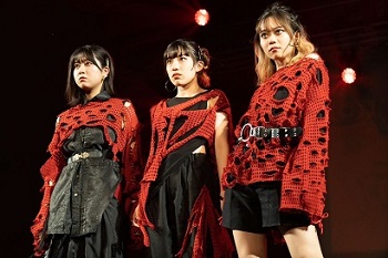 女子学生が3人ステージに並んでいる写真