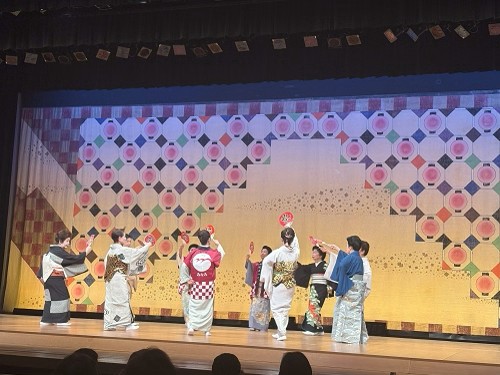 民舞のつどいの様子