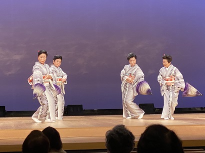 民舞のつどいのステージ写真
