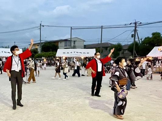 盆踊りに参加