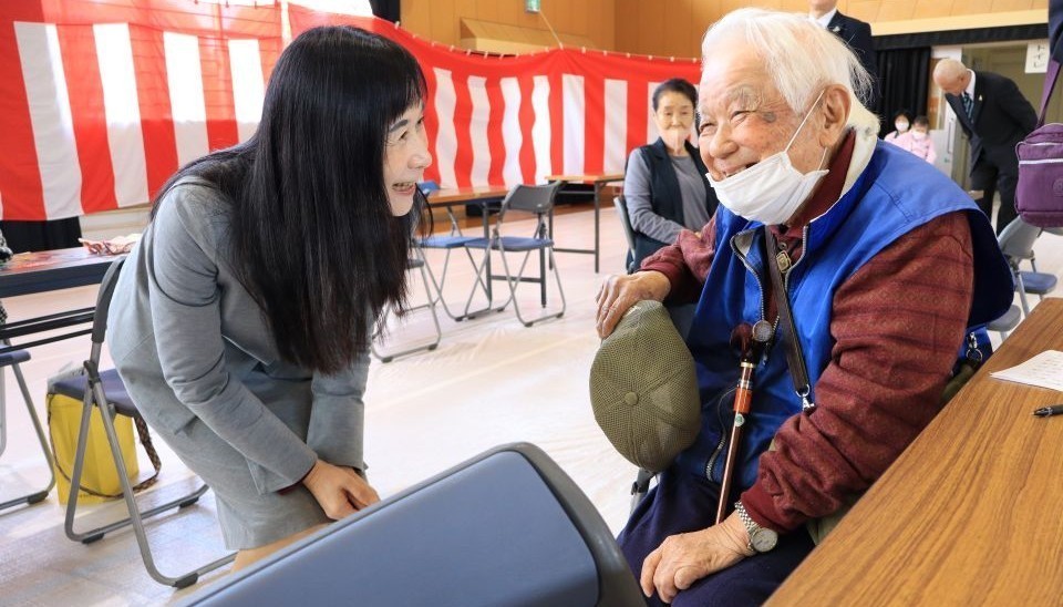 内藤区長と最年長のかた