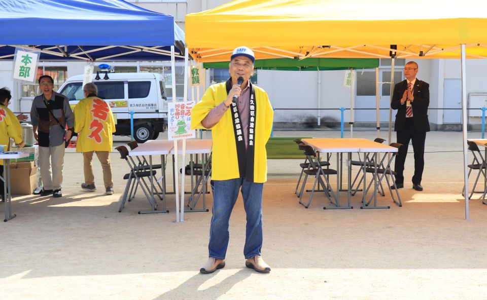 挨拶する鶴田校区自治協議会會田会長