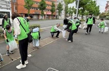 ごみひろいする内藤区長（左から3番目）