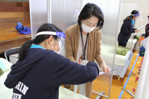 検査の結果について説明を受ける区長