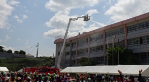 令和4年度総合防災はしご車による消火訓練の様子