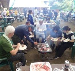 昼食交流会を楽しんでいる様子