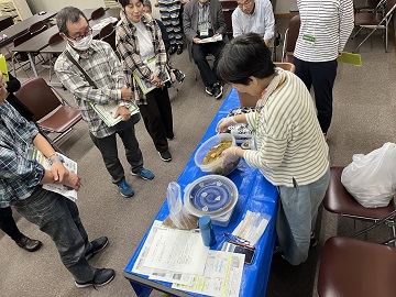 目の前で肥料を作る様子