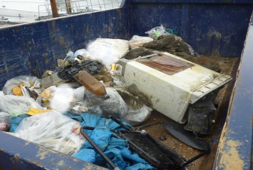 漁業者が回収したごみ