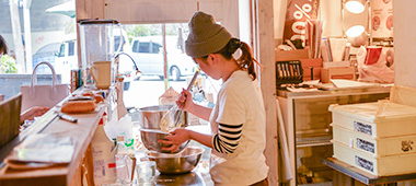 写真：ケンジーズドーナツの店内で生地を作るスタッフ