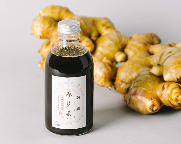 写真：生姜を背景に写した養生姜シロップの商品