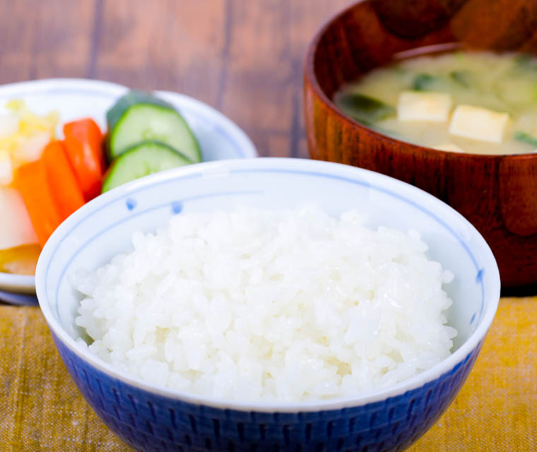 写真：茶碗に盛られた炊き立ての「脇山米」　漬物と味噌汁も一緒に