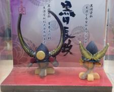 3Dフィギュア「掌☆兜」（てのひら かぶと）「黒漆塗南蛮鉢歯朶前立兜＋黒漆塗桃形大水牛脇立兜セット」の写真
