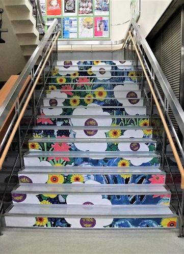 区庁舎階段アート：障がい者支援施設板屋学園