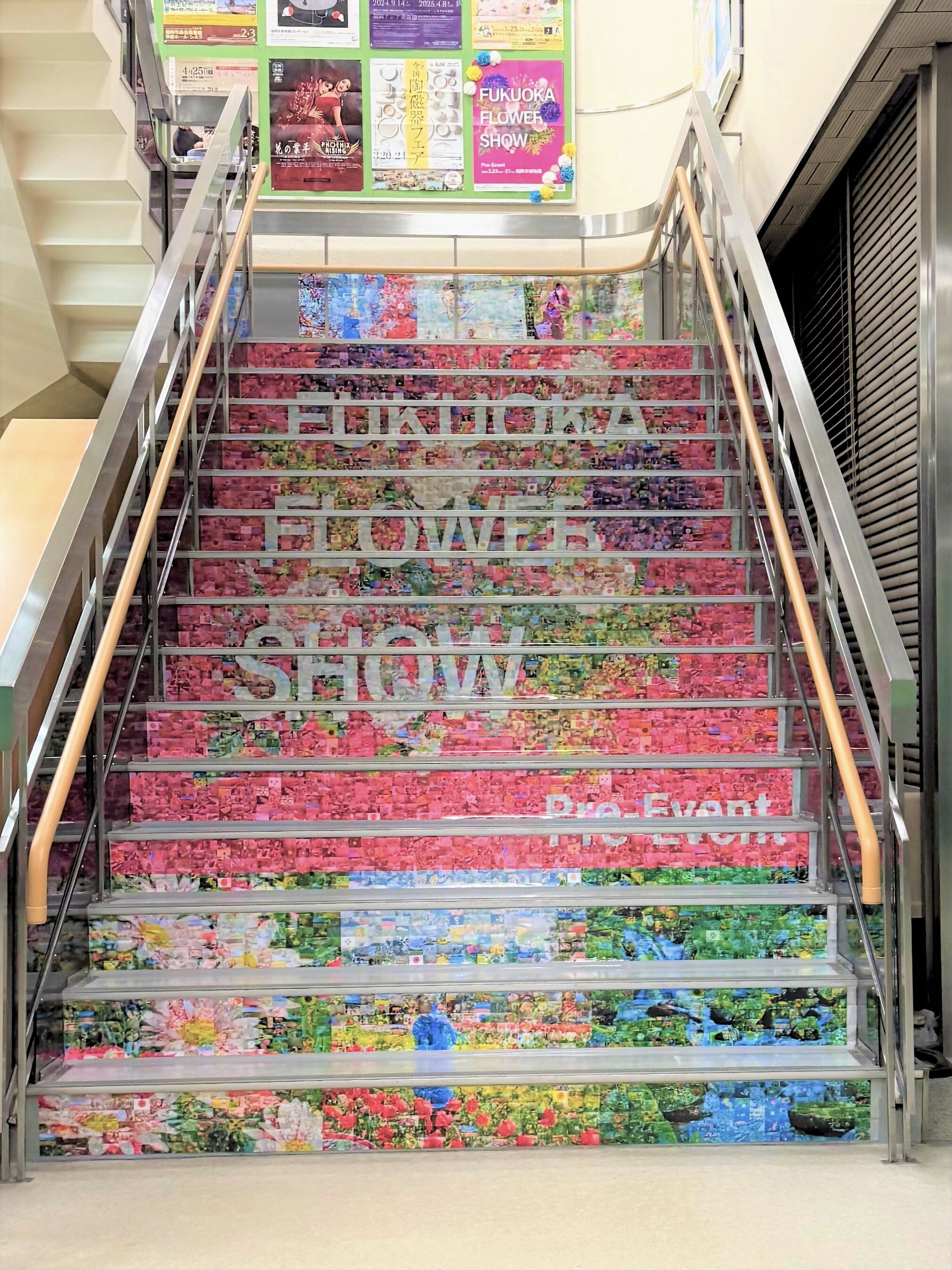 区庁舎階段アート：フォトモザイクアート