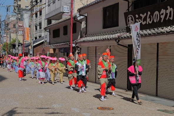 どんたく隊のパレードの写真