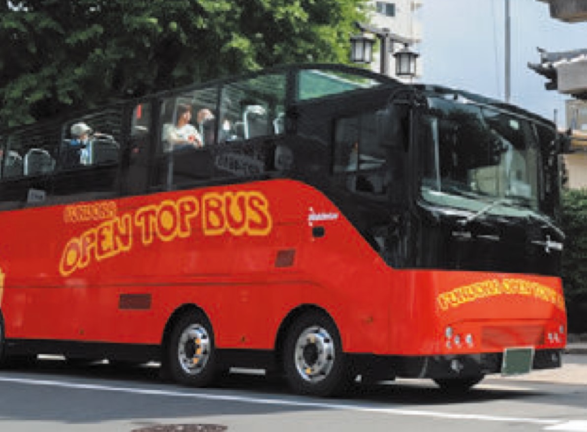 赤いオープントップバス