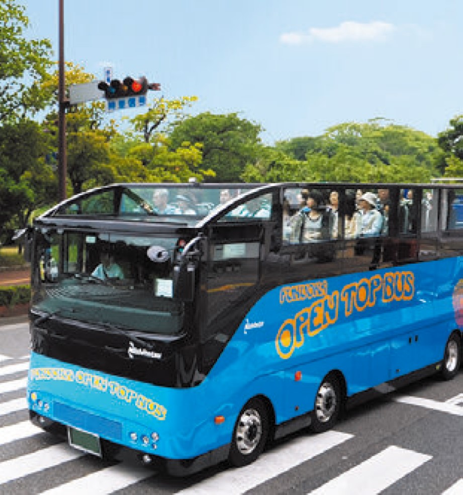 青いオープントップバス