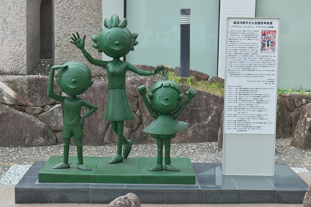 画像：サザエさん、カツオくん、ワカメちゃんの銅像