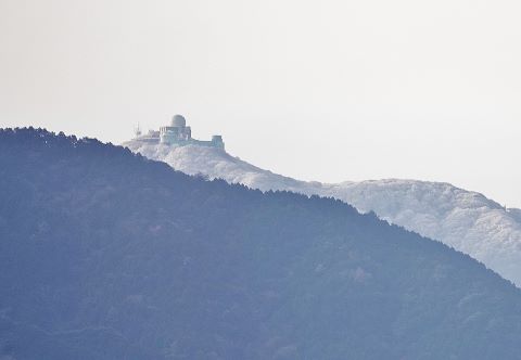 脊振山頂の測候所の写真