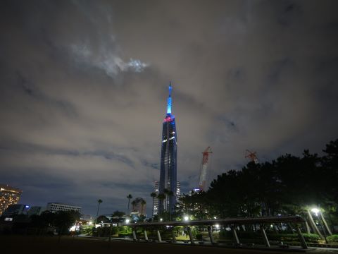 福岡タワーと満月２