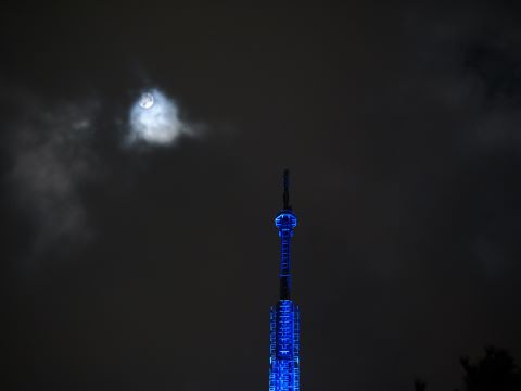 福岡タワーと満月３